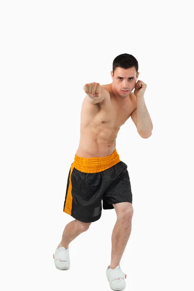 Молодой боксер в наступлении — стоковое фото