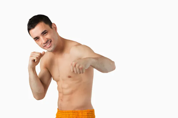 Jeune combattant des arts martiaux faisant crochet gauche — Photo