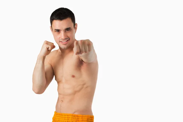 Giovane combattente di arti marziali attaccare — Foto Stock