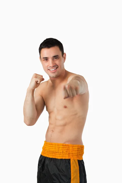 Усміхнений молодий боєць бойових мистецтв — стокове фото