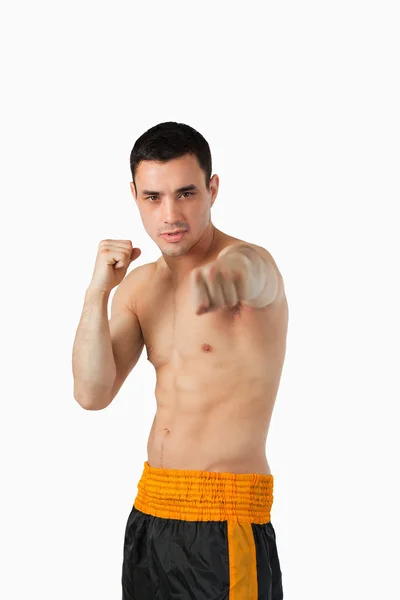 Юный боец боевых искусств с голыми кулаками — стоковое фото