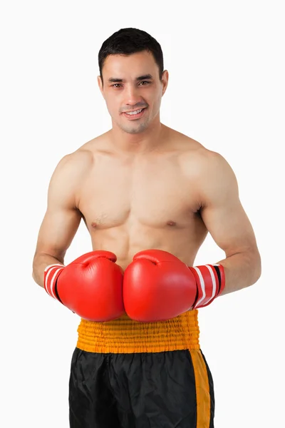 Уверенный улыбающийся боксер — стоковое фото