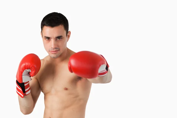 Jovem boxeador executando soco esquerdo — Fotografia de Stock