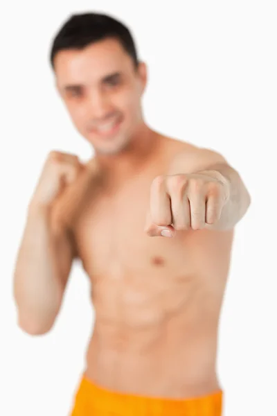 Молодые бойцы боевых искусств бьют левым кулаком — стоковое фото