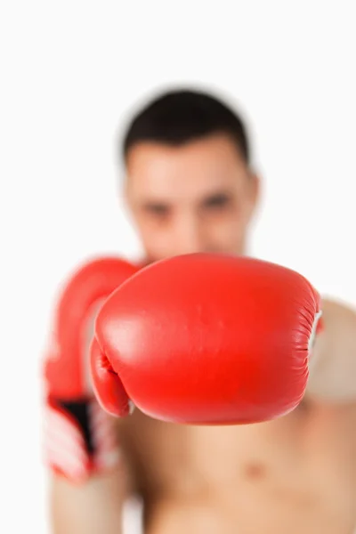 Boxer pomocí levé ruky na stávku — Stock fotografie