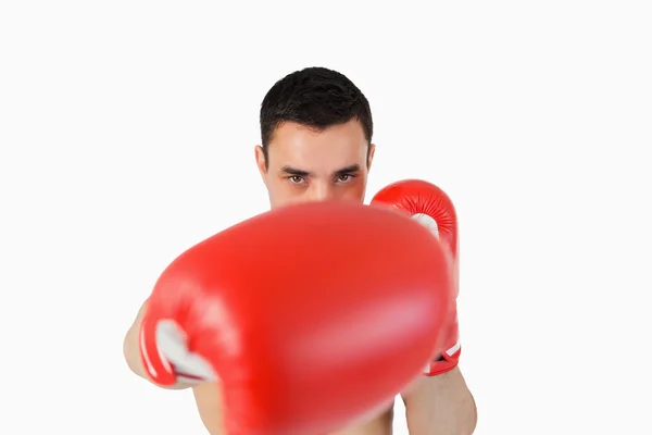 Boxeador atacando con el puño derecho — Foto de Stock
