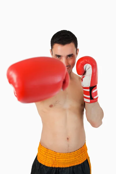 Boxer sorrindo atacando com o punho direito — Fotografia de Stock