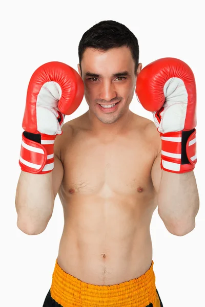 Усміхнений молодий боксер бере обкладинку — стокове фото
