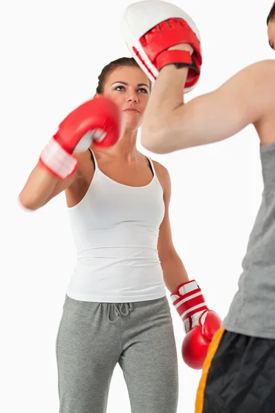 Mladá žena cvičit bojová umění — Stock fotografie
