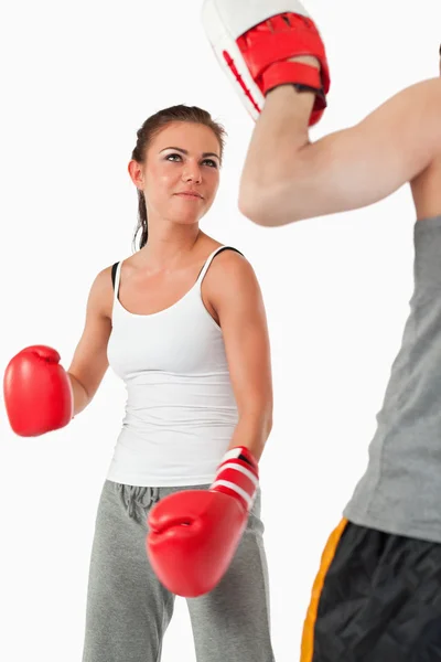 Mladá žena v tréninku bojových umění — Stock fotografie