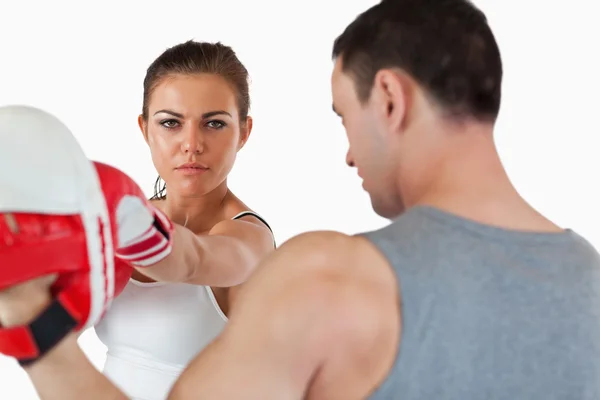 Säker ser kvinnliga med hennes kampsport tränare — Stockfoto