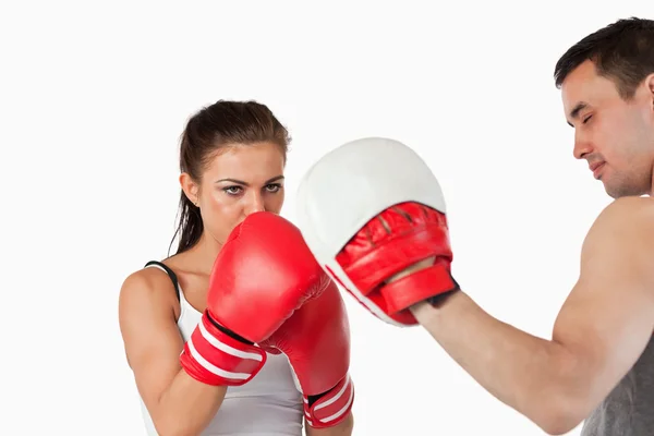 Mulher boxeadora focada em seu alvo — Fotografia de Stock