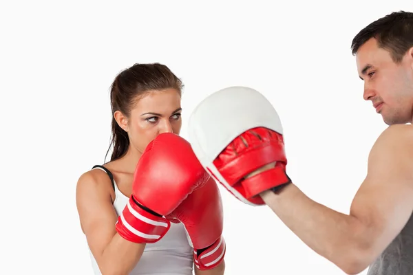 Mulher boxeadora ouvindo seu treinador — Fotografia de Stock