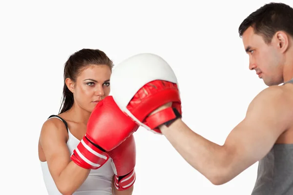 Vrouwelijke bokser gericht op haar opleiding — Stockfoto