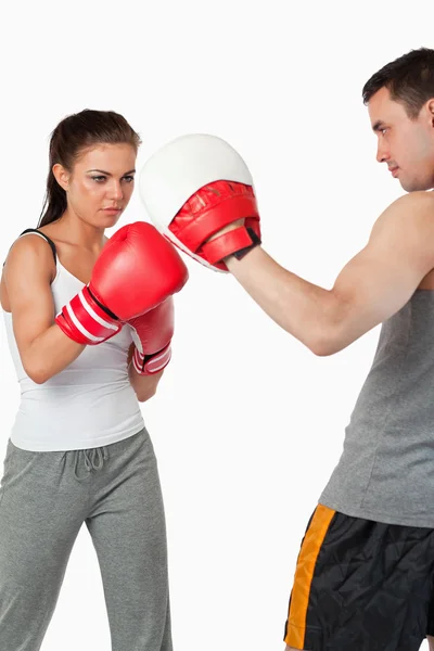 Unga kvinnliga tränar boxning — Stockfoto