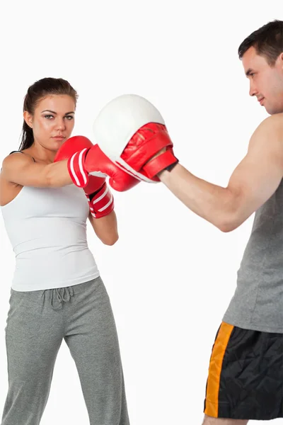 Unga kvinnliga boxare tränar — Stockfoto