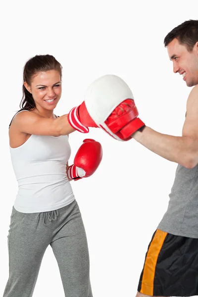Agressivo boxeador feminino atingindo seu alvo — Fotografia de Stock