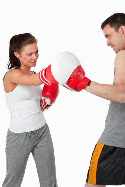 Mulher boxeadora ouvindo seu instrutor — Fotografia de Stock