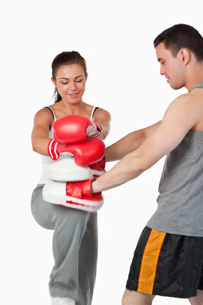Female martial arts fighter practicing her knee technique — Stock Photo, Image