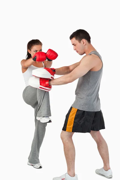 Kvinnliga kickboxare öva hennes knä-teknik — Stockfoto