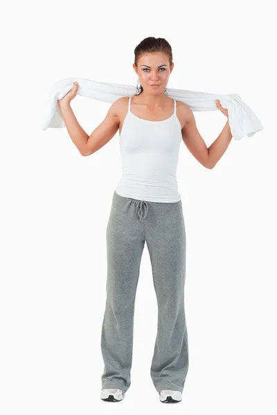 Jovem mulher colocando toalha em torno de seu pescoço — Fotografia de Stock