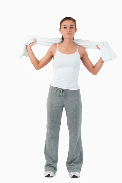 Jovem fêmea colocando toalha em torno de seu pescoço — Fotografia de Stock