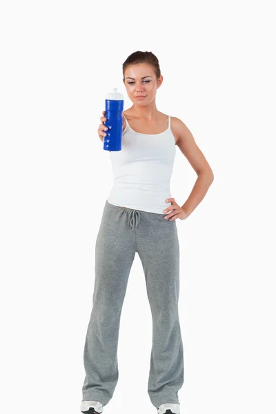 Atletic 女性提供 sip 的水 — 图库照片