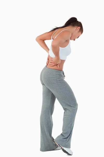 Vue latérale de la jeune femme avec les mains sur sa hanche — Photo