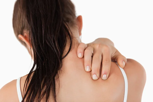 Vista posteriore di giovane donna con dolore al collo — Foto Stock