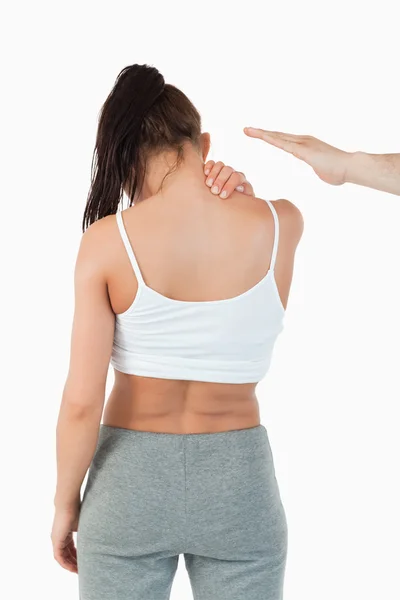 Vista posterior de la mujer que tiene dolor de cuello —  Fotos de Stock