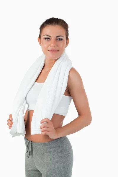 Vista laterale della donna con asciugamano intorno al collo — Foto Stock