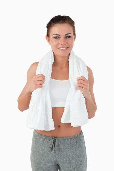 Sportvrouw met handdoek rond haar nek — Stockfoto