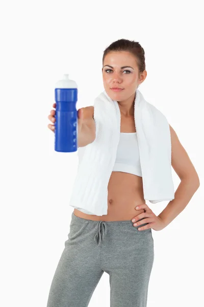 Atletische junge Frau bietet einen Schluck Wasser an — Stockfoto