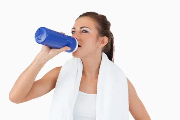 Mulher atlética tomando um gole de água após o treino — Fotografia de Stock