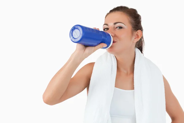 Mulher atlética tomando um gole de água após o treinamento — Fotografia de Stock
