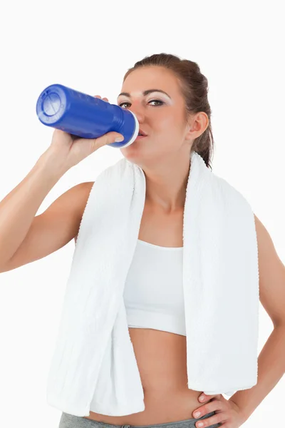 Молодая женщина пьет воду после тренировки — стоковое фото