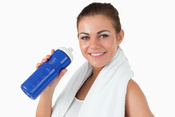 Lachende vrouw met haar fles na training — Stockfoto