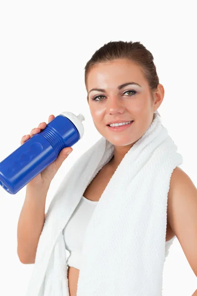 Uśmiechnięta kobieta z jej butelkę po treningu — Zdjęcie stockowe