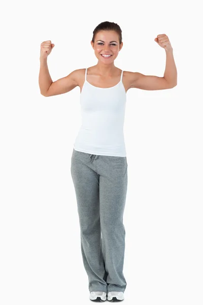 Ung kvinna visar hennes muskler — Stockfoto