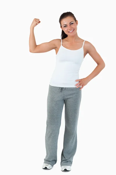 Ung kvinna visar sin biceps — Stockfoto