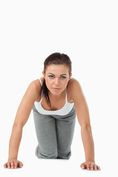 Jonge vrouw doet push-ups — Stockfoto