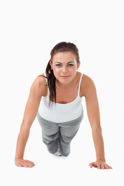 Atletic jonge vrouw doet push ups — Stockfoto