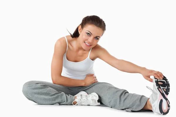 Mladá žena zahřívá před cvičením — Stock fotografie