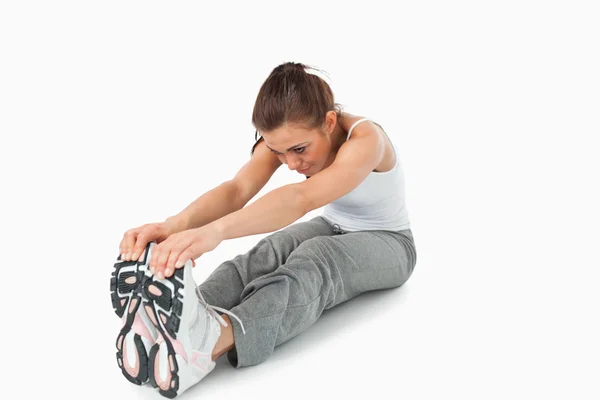 Mladá žena dělá se táhne před cvičení — Stock fotografie