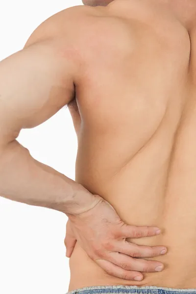 Молодой мужчина с болью в спине — стоковое фото