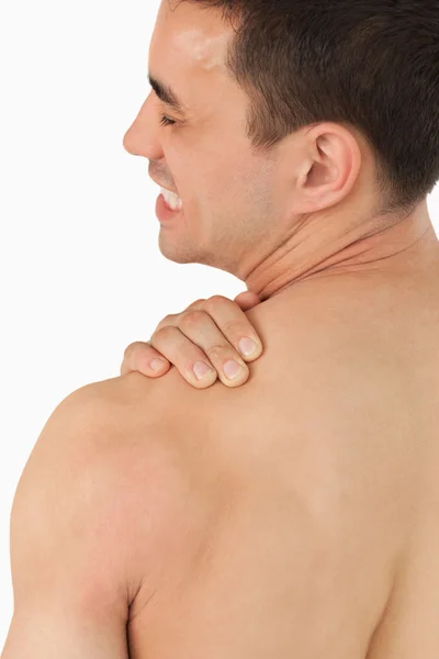 Jovem do sexo masculino experimentando dor no pescoço — Fotografia de Stock