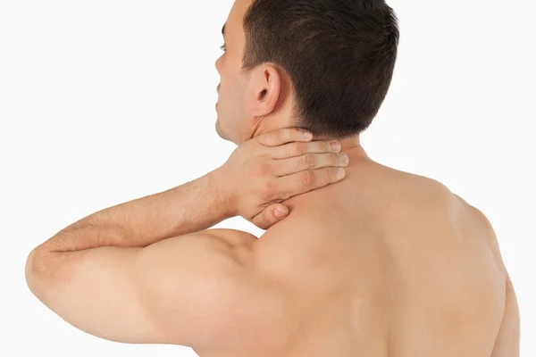 Молодой человек испытывает боль в шее — стоковое фото