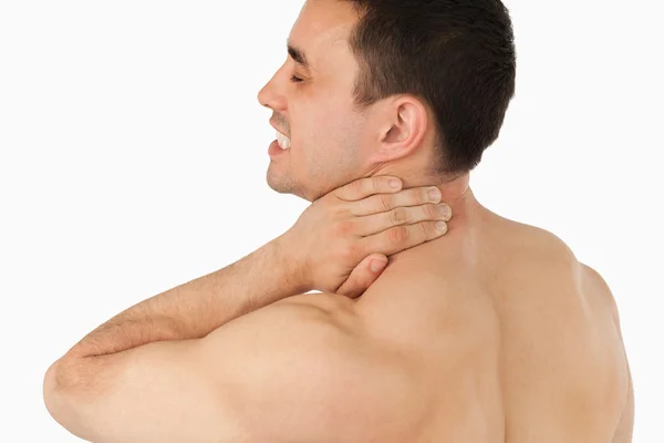 Молодой человек страдает от боли в шее — стоковое фото