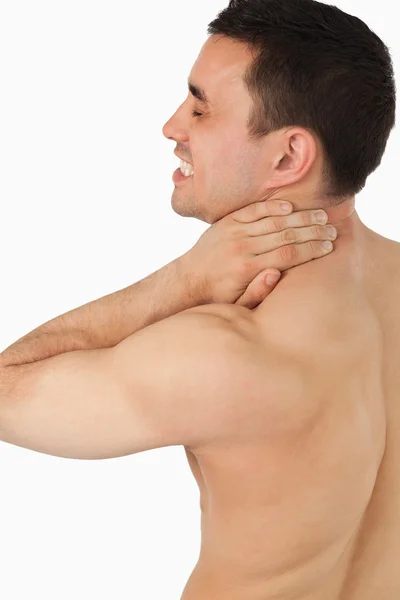Jovem do sexo masculino que sofre de dor no pescoço — Fotografia de Stock