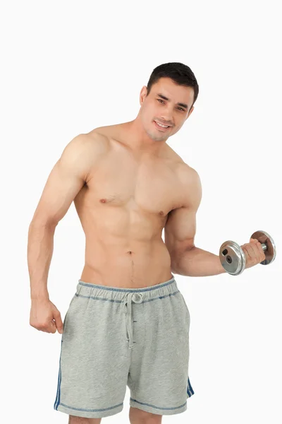 Junger Mann beim Gewichtheben — Stockfoto